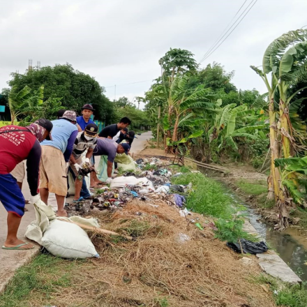Album : Kerja Bakti dilingkungan desa Kapringan